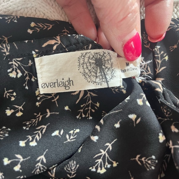 Everleigh Black Floral Short Ruffle Sleeve Women’s size medium - Picture 10 of 13